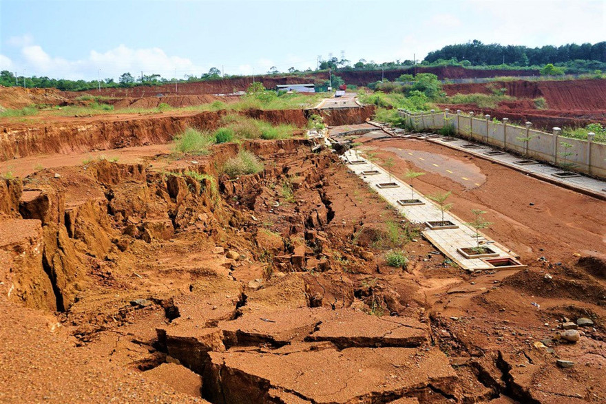 Một khu vực tại công trình khu công nghiệp Nhân Cơ bị sụt lún