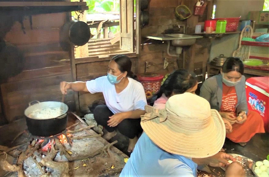 Các chị, các mẹ người Êđê nấu ăn tặng người dân khu cách ly