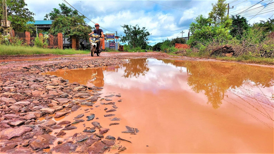 Một tuyến đường tại huyện Ea Súp (Đắk Lắk) biến thành "ao"