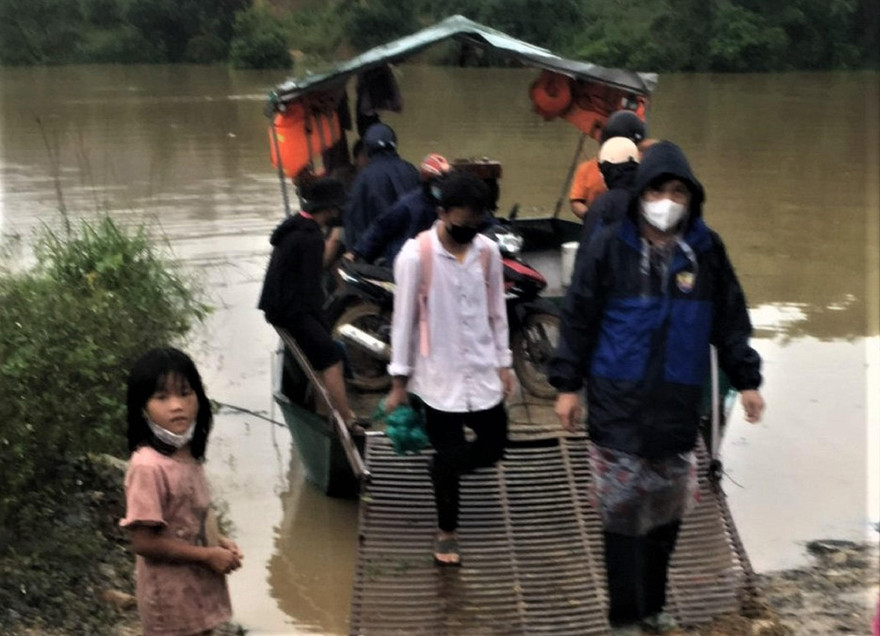 Lực lượng chức năng dùng thuyền máy đưa người dân qua lòng hồ an toàn