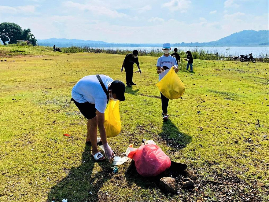 Nhóm bạn trẻ tham gia nhặt rác tại khu vực hồ Ea Kao