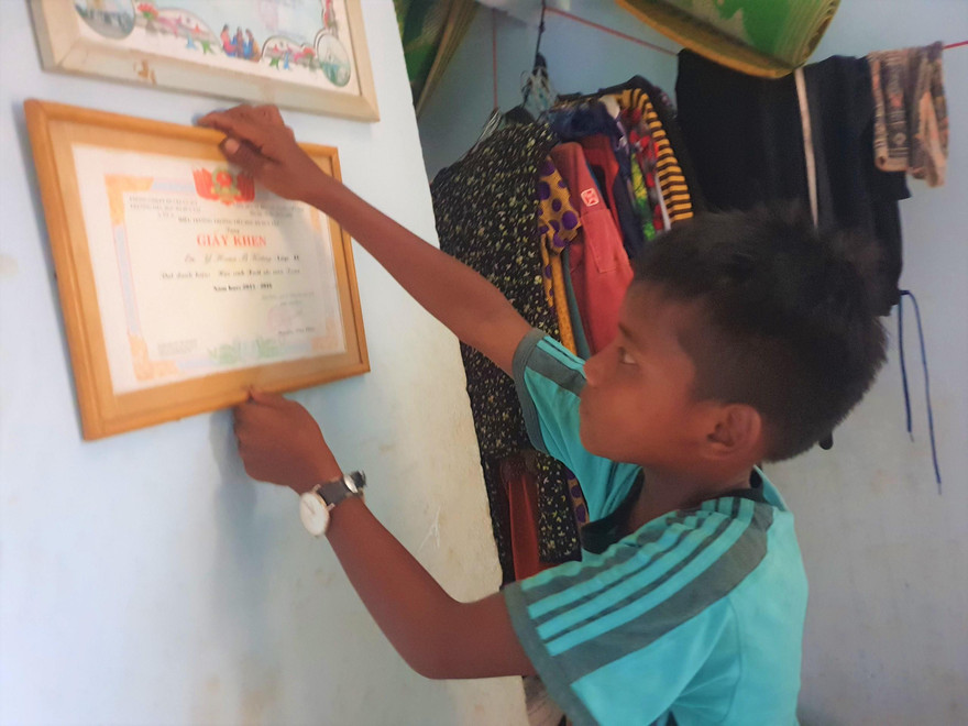 Y.H. phải khi nhặt rác, đi chăn bò giúp ông bà