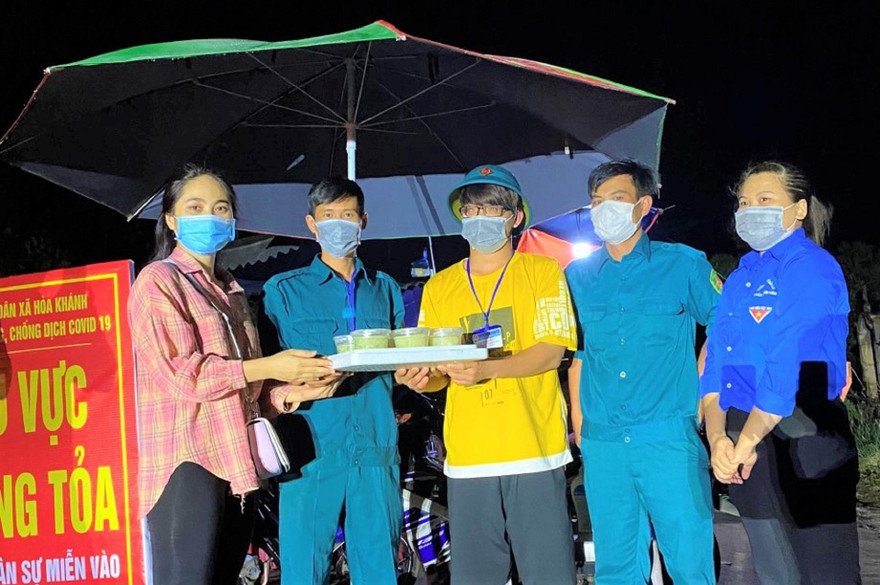 Lực lượng tại chốt kiểm soát dịch nhận những suất ăn đêm nóng hổi