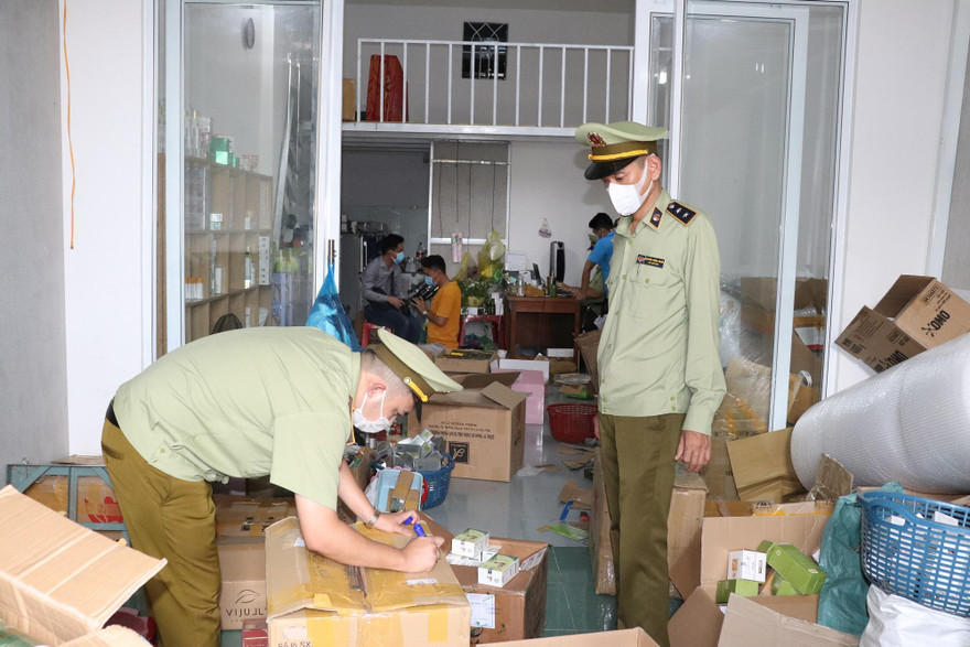 Lực lượng quản lý thị trường kiểm tra số hàng hóa tại cơ sở kinh doanh