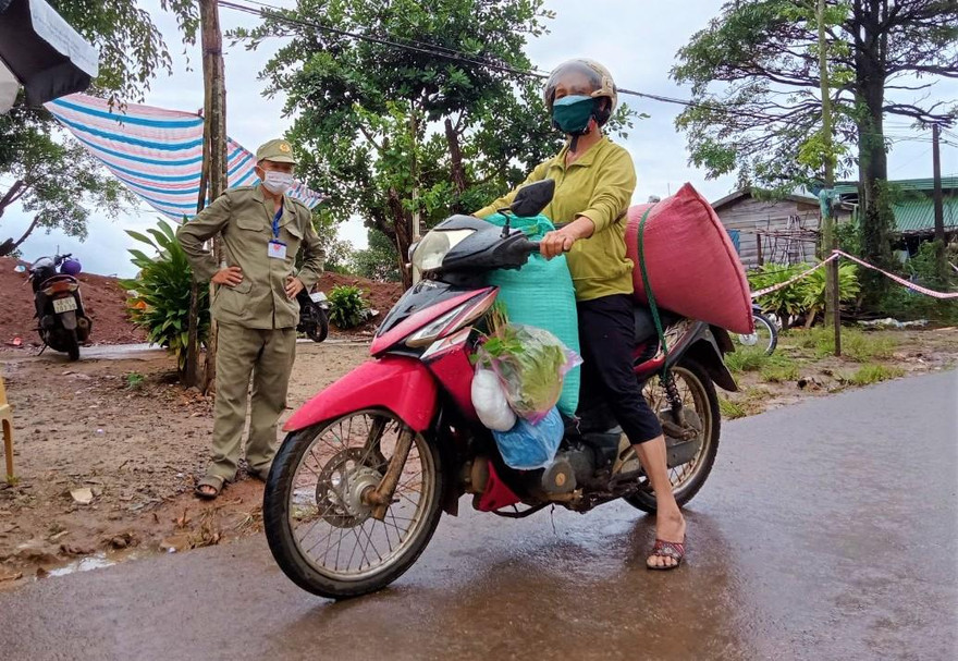 Bà Thanh đã 61 tuổi vẫn nhiệt tình tham gia đội hình đi chợ giúp dân