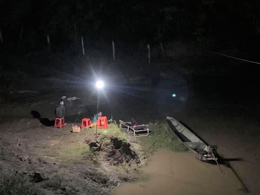 Lực lượng chức năng trắng đêm tìm kiếm nữ sinh rớt suối