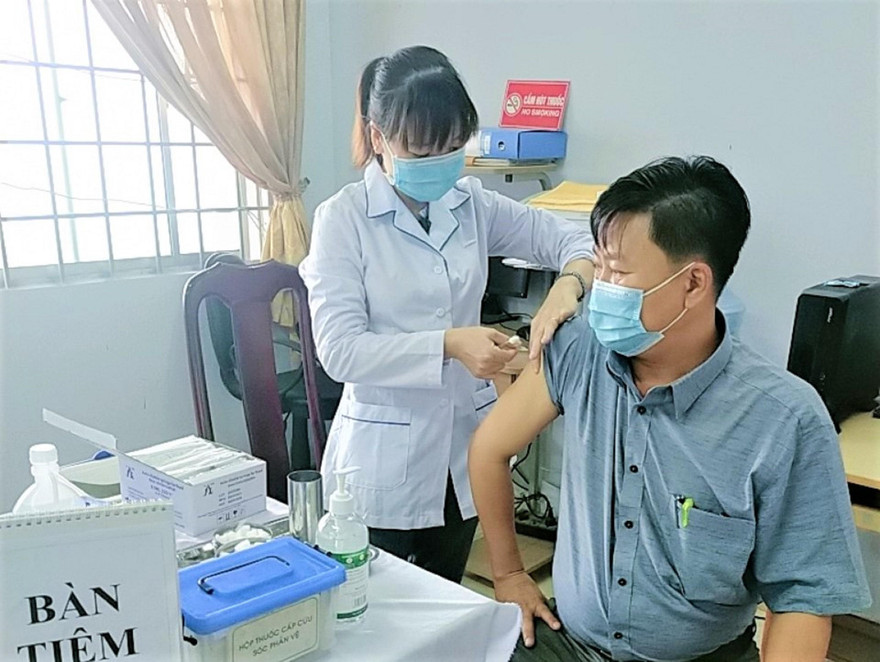 Tiêm vắc xin cho cán bộ, nhân viên làm việc tại các cơ sở y tế