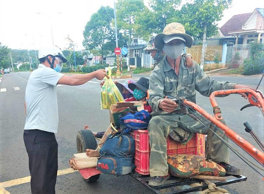 Anh K'panh được chốt kiểm soát dịch COVID-19 số 2 tại xã Ea Tiêu tặng lương thực, thực phẩm