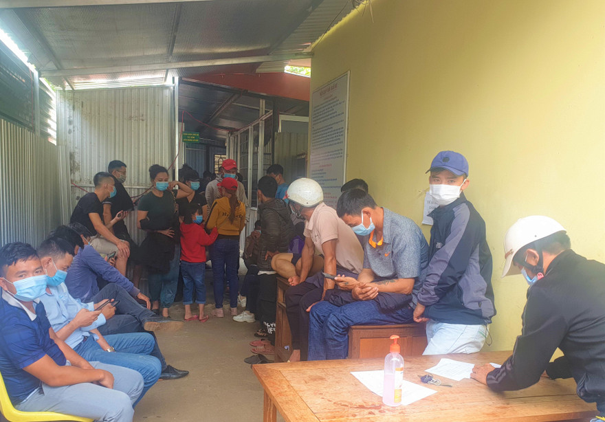 Người dân đến BV thành phố Buôn Ma Thuột để xét nghiệm COVID-19