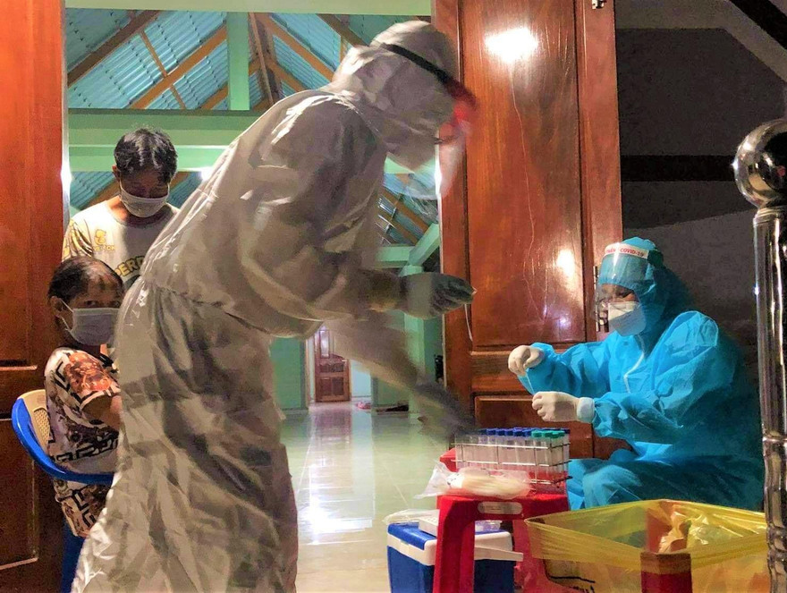 Ngành Y tế tiến hành lấy mẫu xét nghiệm các trường hợp liên quan