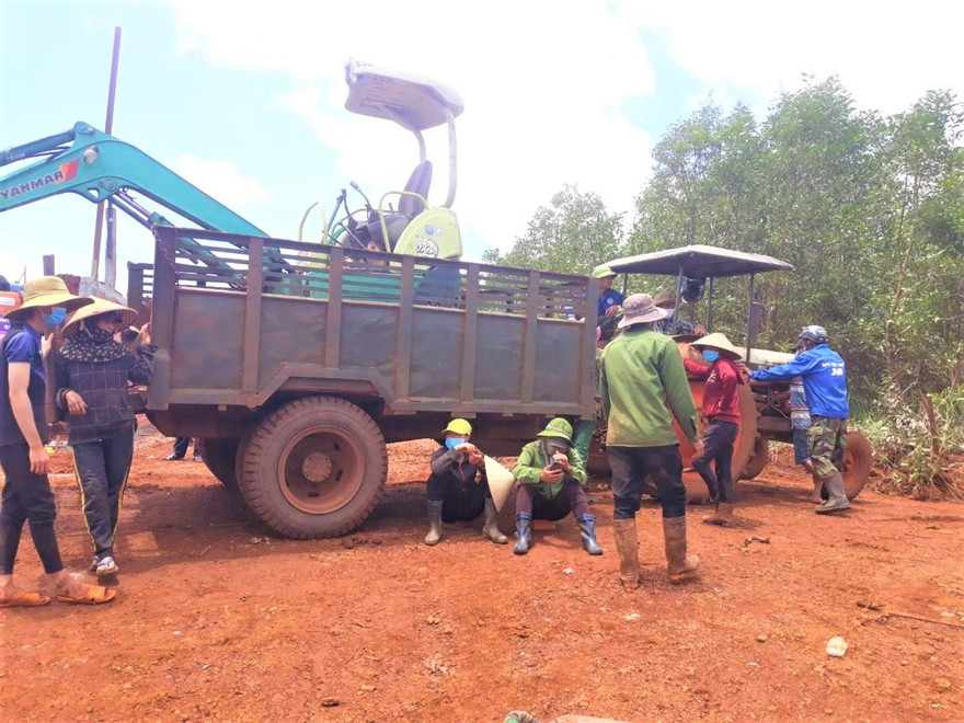 Người dân tụ tập, ngăn cản thi công Nhà máy điện gió Nam Bình 1