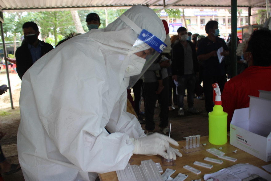 Ngành y tế Đắk Lắk lấy mẫu xét nghiệm các công dân về từ miền Nam