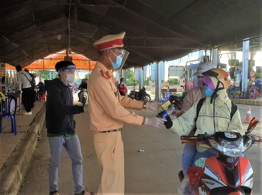 Người về từ các tỉnh phía nam được tặng nước uống, sữa... tại chốt Cai Chanh