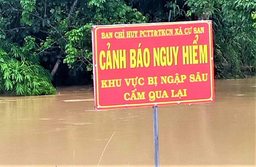 Khu vực bị ngập nước nguy hiểm được cắm biển cảnh báo