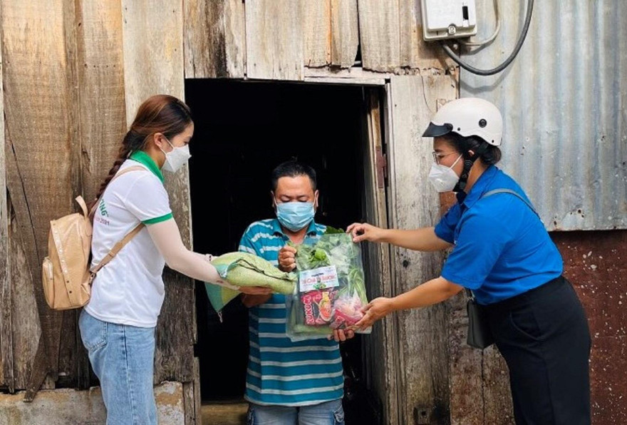 Các tình nguyện viên trao tận tay túi quà yêu thương cho hoàn cảnh đặc biệt