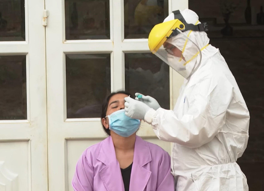 Ngành y tế lấy mẫu xét nghiệm SARS-CoV-2 trong cộng đồng. Ảnh: Đắk R'lấp