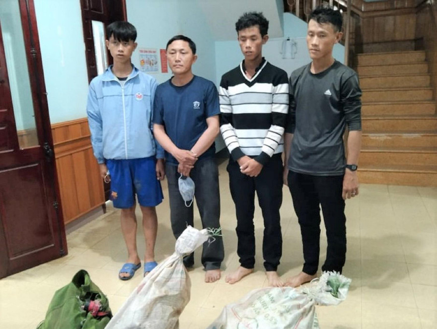 Nhóm đối tượng bị bắt cùng tang vật. Ảnh: V.Tiếp