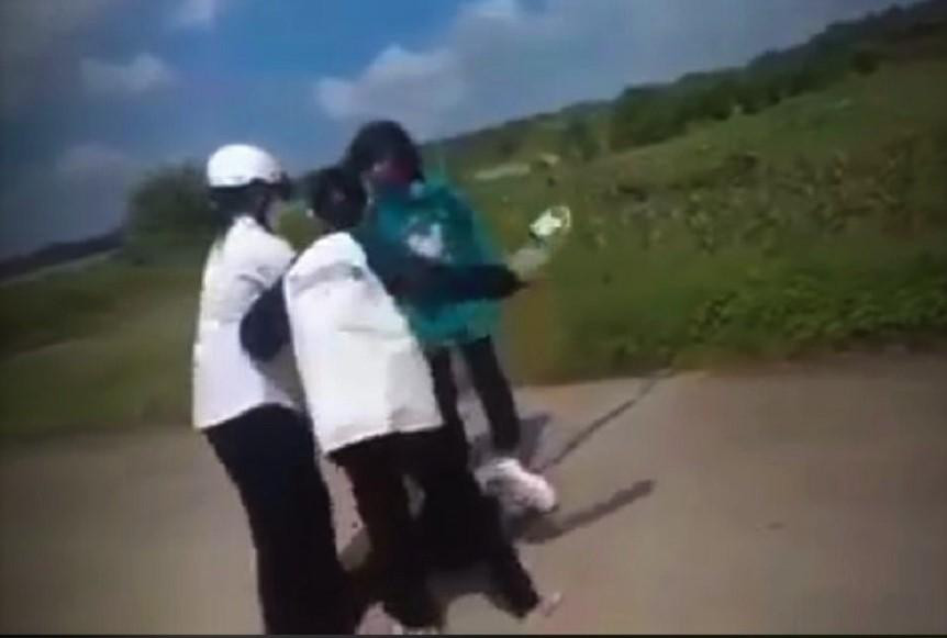 L. bị vây đánh hội đồng. Ảnh cắt từ clip