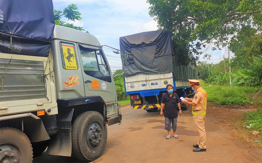 Lực lượng chức năng làm việc tại chốt kiểm soát người và phương tiện ra vào TP. Buôn Ma Thuột. Ảnh minh họa