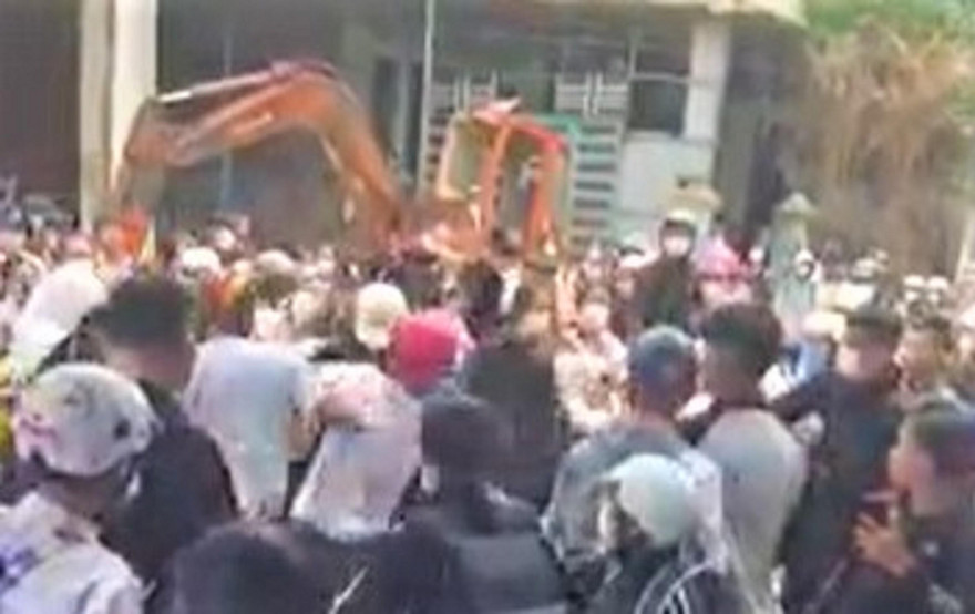 Nhóm học sinh đánh nhau. Ảnh: Cắt từ clip