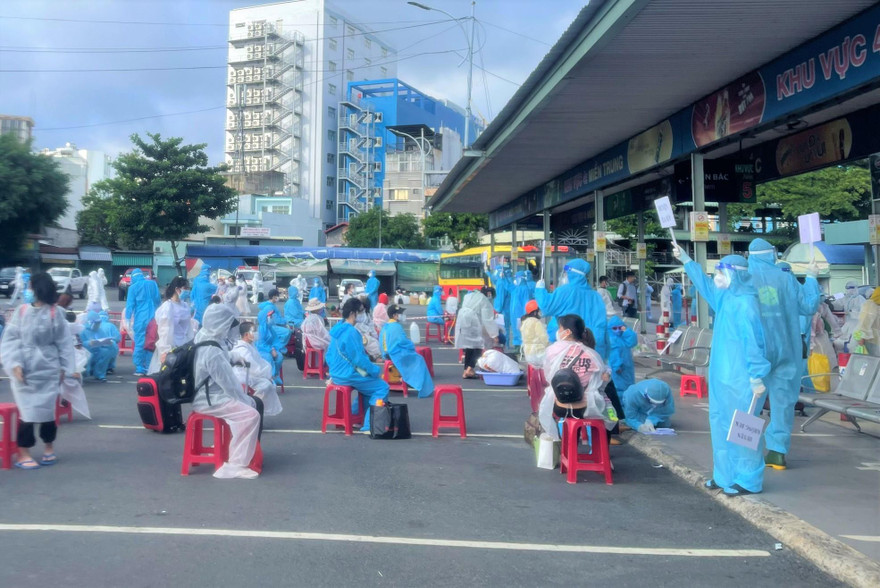 Thành viên đoàn công tác đặc biệt, hướng dẫn người dân tập trung theo quy định