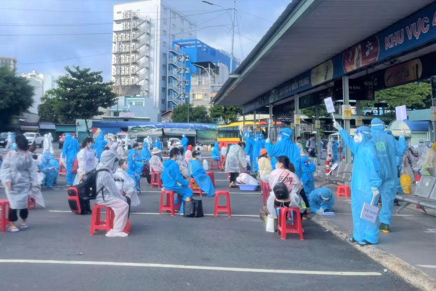 Thành viên đoàn công tác đặc biệt, hướng dẫn người dân tập trung theo quy định