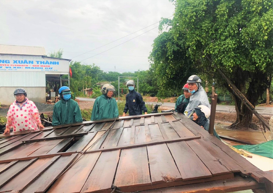 Mưa lớn kèm lốc khiến 10 ngôi nhà ở xã Cư Kbang bị hư hỏng 