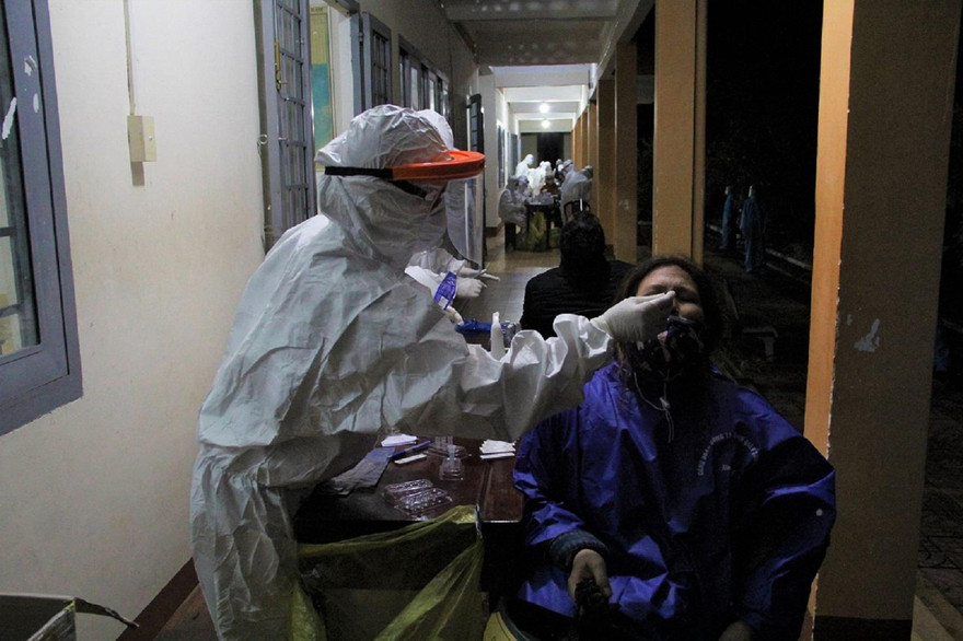 Một công dân được lấy mẫu xét nghiệm khi về tới Đắk Lắk