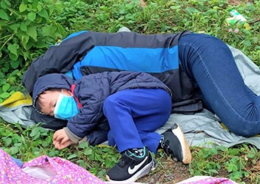 Em bé ngủ ngon dưới đất