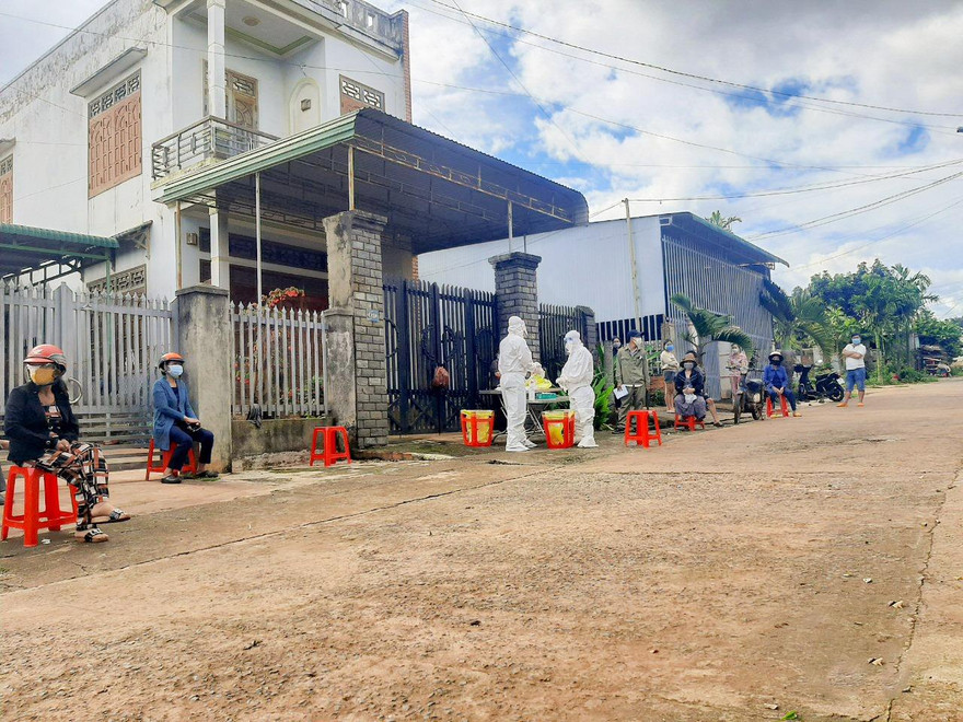 Lực lượng y tế lấy mẫu xét nghiệm sàng lọc SARS-CoV-2 tại Tx. Buôn Hồ