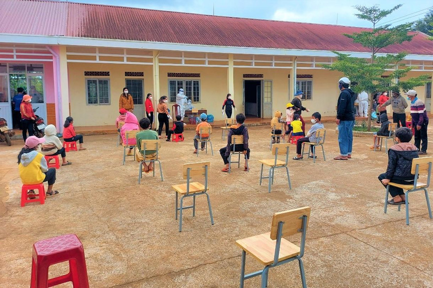 Cán bộ y tế huyện Krông Búk lấy mẫu xét nghiệm các trường hợp liên quan đến học sinh mắc COVID-19