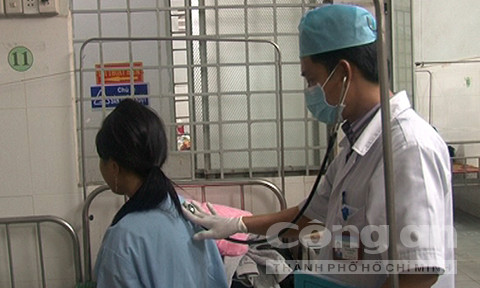 Bác sĩ thăm khám bệnh nhân bị ngộ độc.