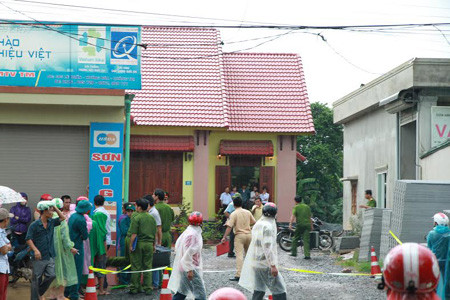 Xông vào nhà đâm chết 2 cha con