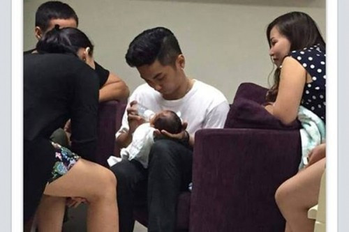 Phan Hiển ân cần khi chăm sóc con trai mới chào đời.