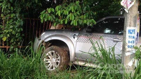 Xe du lịch gây tai nạn dừng lại khi bị vướng hàng rào.