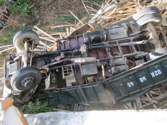 Chiếc xe tải lật ngửa sau khi lao xuống vực khiến 3 người trên xe thương vong. Ảnh: NLĐ.