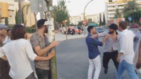 Cảnh xô xát của Higuain được chụp bằng điện thoại.