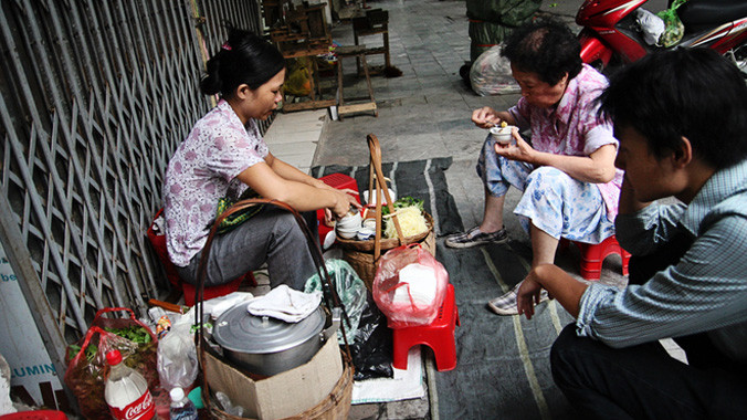 Từng nhiều lần vào top những món ăn khó nuốt nhất thế giới, nhưng trứng vịt lộn khá phổ biến ở vùng đất Hà Thành. Người dân ở đây có thể dùng bữa sáng bằng 1-2 quả trứng vịt lộn. 
