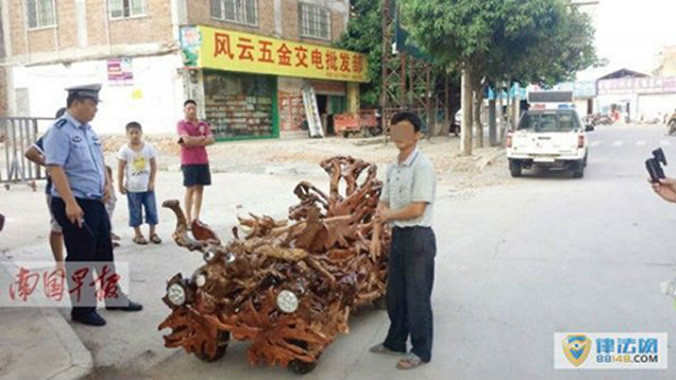 Ông Wei bị cảnh sát tịch thu xe và bằng lái. Ảnh: Shanghaiist.