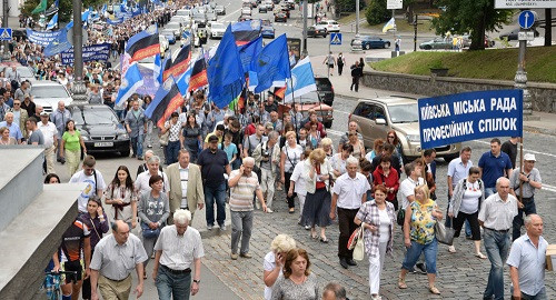 Đông đảo người biểu tình gây cản trở giao thông ở Kiev.