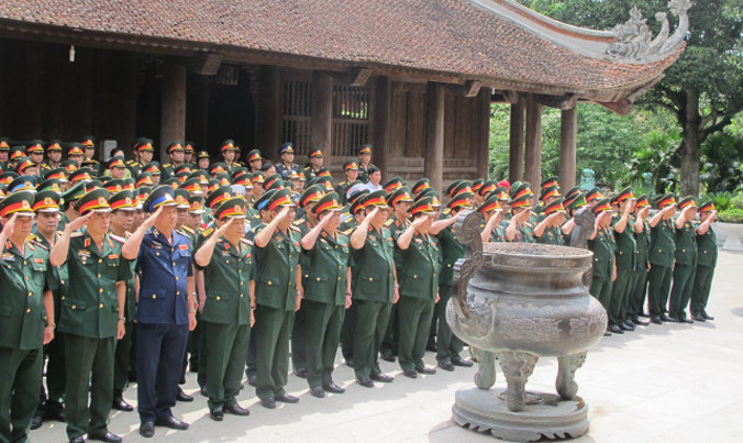 Đoàn đại biểu điển hình tiên tiến Bộ Quốc Phòng báo công với Bác