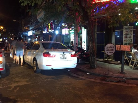 Bãi trông ô tô tự phát trên phố Hàng Buồm.