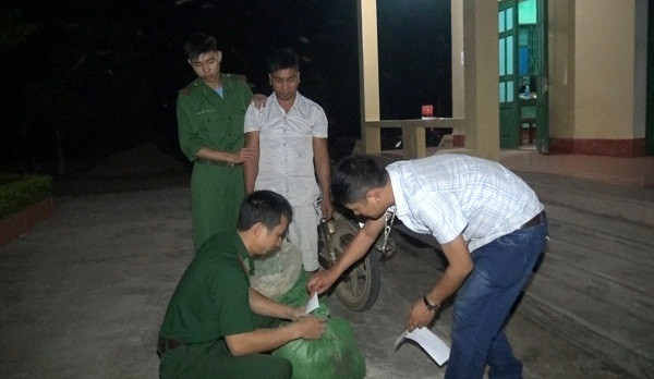 Đối tượng Hồ Văn Bình cùng tang vật vụ việc.