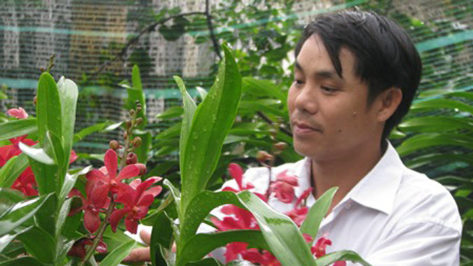 Anh Hùng bên vườn hoa nhà mình.