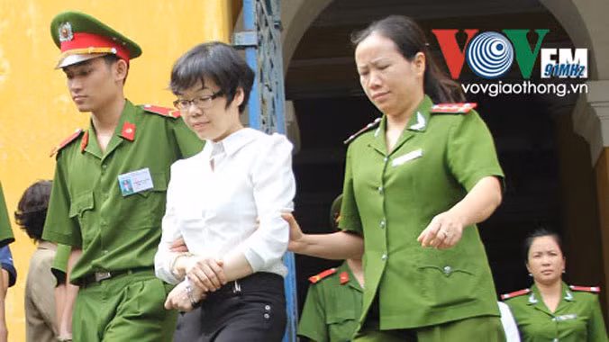 Bị cáo Huyền Như bị công an dẫn giải sau phiên tòa sơ thẩm.
