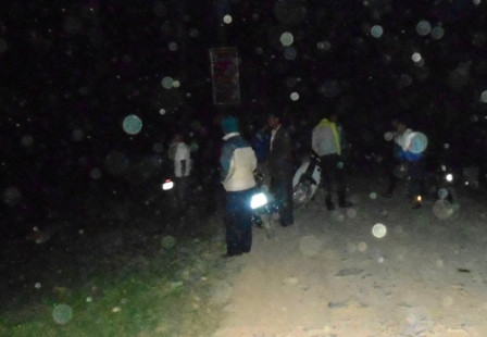 Nhiều người dân hiếu kỳ đến xem vụ việc.