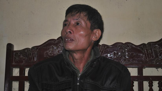 Ông Tân đau khổ kể về đứa con mà mình lỡ tay đánh chết.