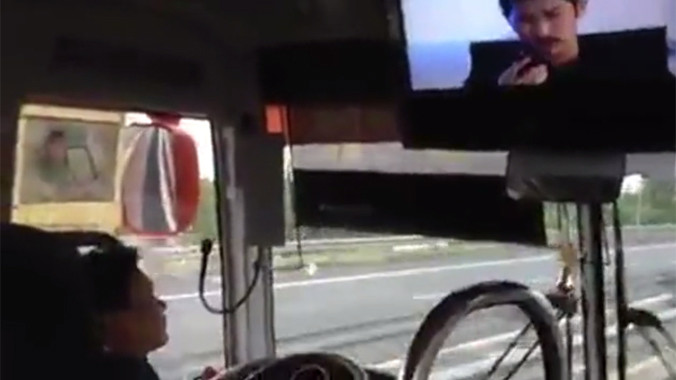 Clip tài xế xe khách vừa lái xe vừa... xem phim