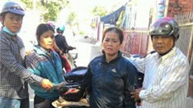 Các đối tượng bị “Hiệp sĩ” bắt giữ cùng tang vật.