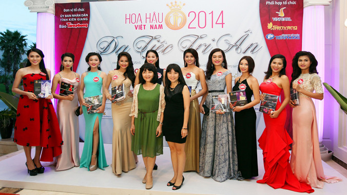 Họa sĩ Hà Huỳnh Mỹ - Sáng lập và Cố vấn mỹ thuật ArtClick và bà Lục Đan Mỹ Uyên – Giám đốc ArtClick chụp hình lưu niệm sau khi tặng photobook cho các thí sinh.